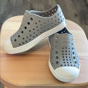 Native Jeffersons C7 toddler Gray Kids Shoes great condition